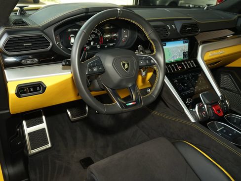 Used 2023 Lamborghini Urus S image 9