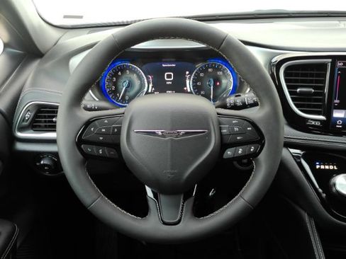 Used 2025 Chrysler Pacifica Limited FWD image 40