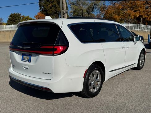 Used 2022 Chrysler Pacifica Limited image 3