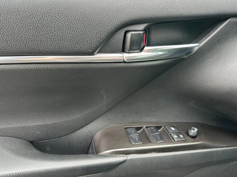 Used 2024 Toyota Camry SE image 11