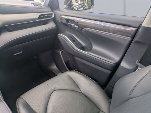 Used 2023 Toyota Highlander Limited FWD image 18