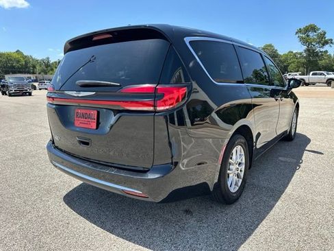 Certified 2025 Chrysler Pacifica Select FWD image 6