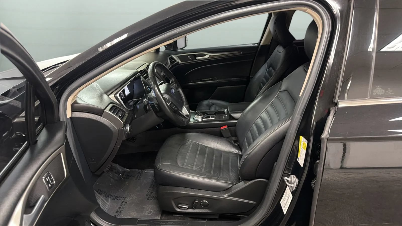 Used 2017 Ford Fusion SE w/ Fusion SE Technology Package FWD image 21
