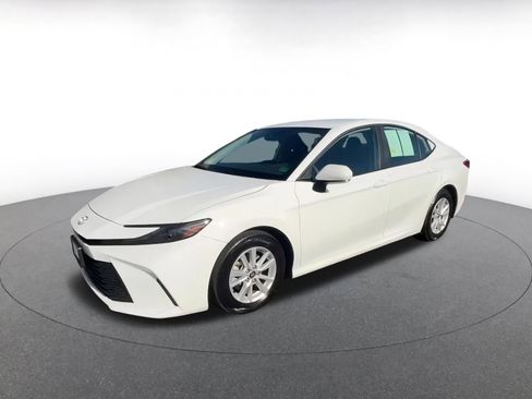 Used 2025 Toyota Camry LE image 8