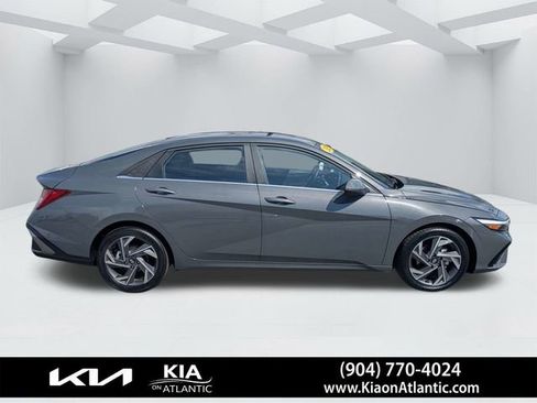 Used 2025 Hyundai Elantra Limited image 2