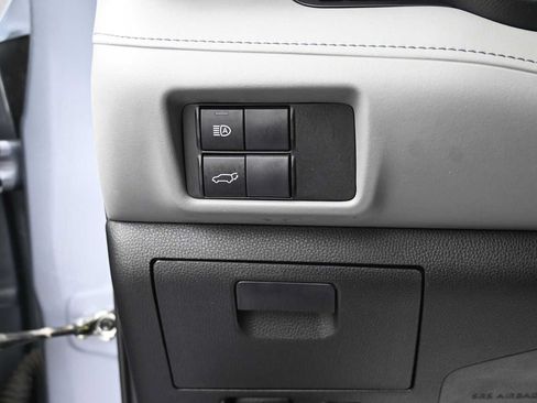 Used 2022 Toyota Highlander XLE AWD/4WD image 10