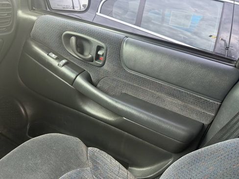 Used 2001 Chevrolet Blazer LT AWD/4WD image 30