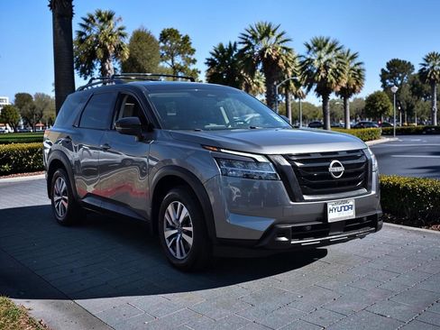 Used 2023 Nissan Pathfinder SL FWD image 4