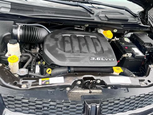 Used 2017 Dodge Grand Caravan SE image 9