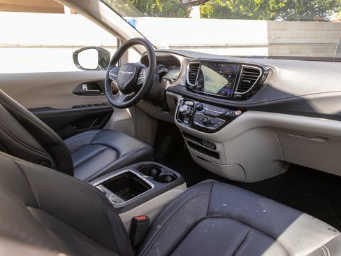 Used 2024 Chrysler Pacifica Limited FWD image 36