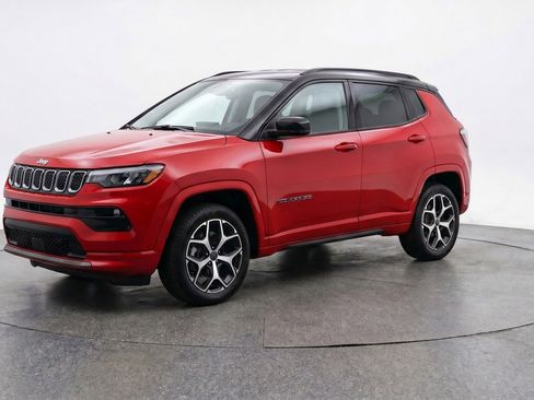 Used 2025 Jeep Compass Limited AWD/4WD image 3