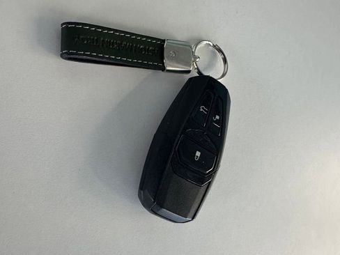 Used 2022 Aston Martin V8 Vantage Base image 28