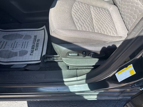 Used 2020 Chevrolet Equinox LT w/ Driver Convenience Package image 16