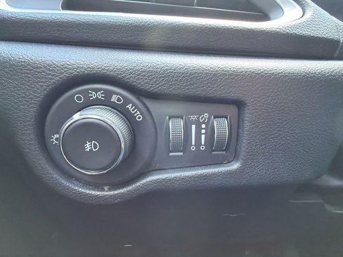 Used 2018 Chrysler Pacifica Touring-L Plus w/ Advanced Safetytec Group FWD image 21