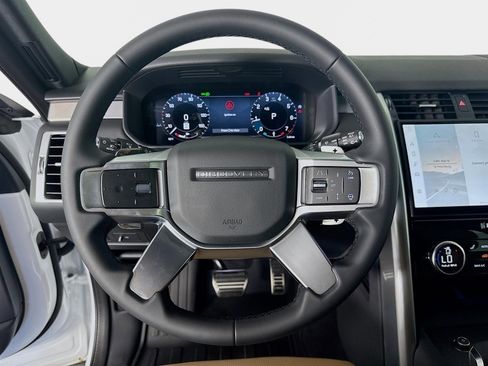 Used 2025 Land Rover Discovery Dynamic SE AWD/4WD image 12
