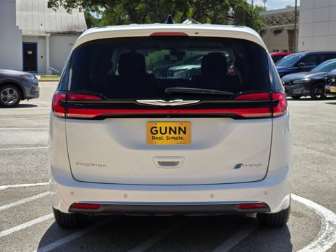 Used 2023 Chrysler Pacifica Touring-L FWD image 4