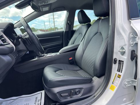 Used 2024 Toyota Camry SE image 9