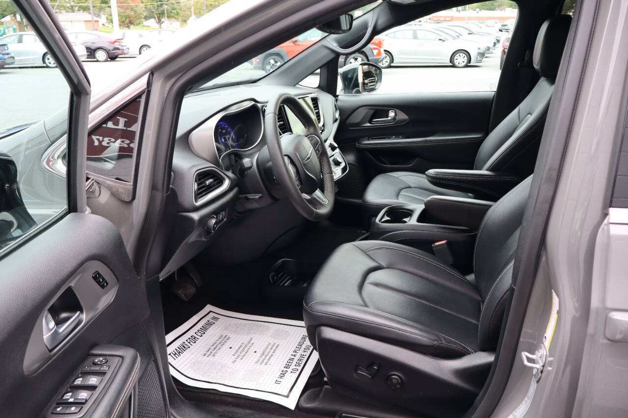 Used 2025 Chrysler Pacifica Select FWD image 6