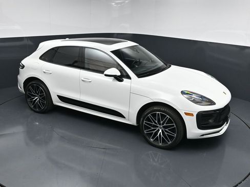 Used 2025 Porsche Macan AWD/4WD image 18