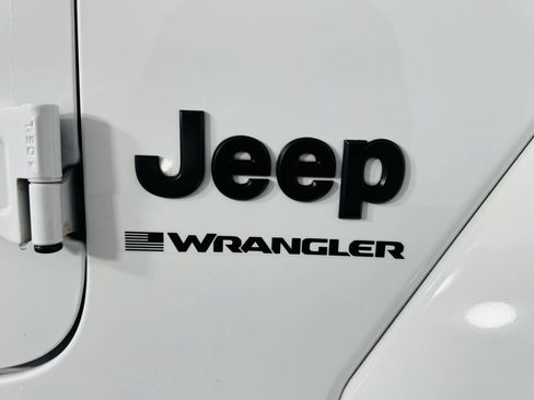 Used 2025 Jeep Wrangler Unlimited Sahara AWD/4WD image 29