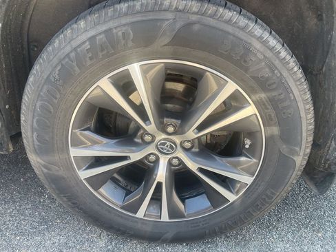 Used 2019 Toyota Highlander Plus AWD/4WD image 4