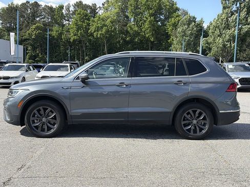 Used 2022 Volkswagen Tiguan SE w/ Panoramic Sunroof Package AWD/4WD image 2