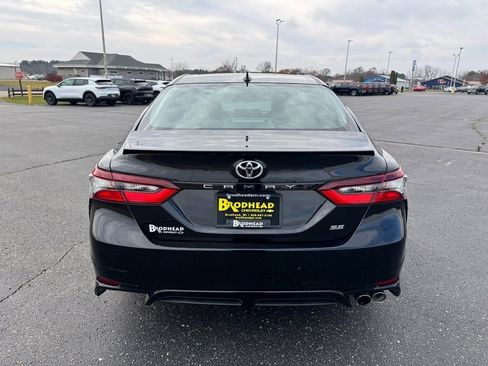 Used 2021 Toyota Camry SE image 4