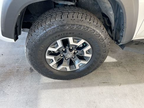 Used 2023 Toyota Tacoma TRD Off-Road w/ Black Out Package (TMS) AWD/4WD image 10