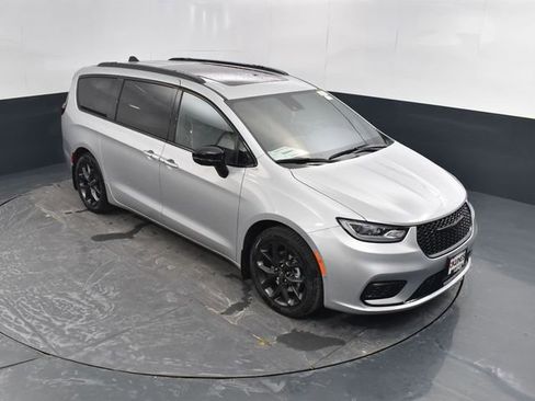 New 2026 Chrysler Pacifica Limited image 46