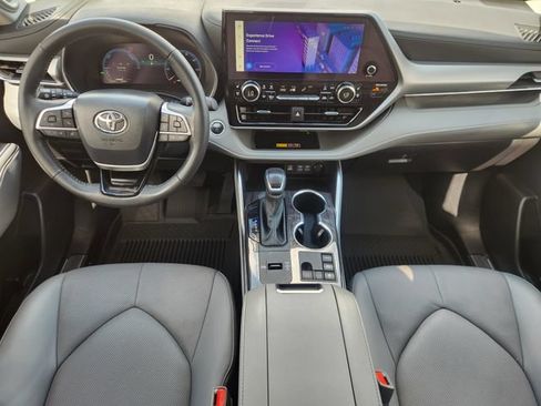 Certified 2025 Toyota Highlander Platinum AWD/4WD image 26