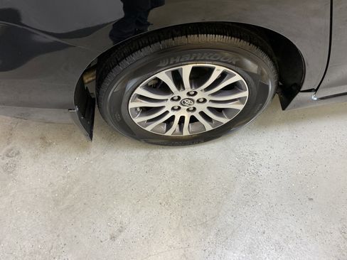 Used 2020 Toyota Sienna XLE w/ XLE Navigation Package image 13