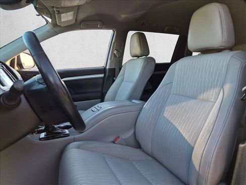 Used 2018 Toyota Highlander Plus FWD image 15