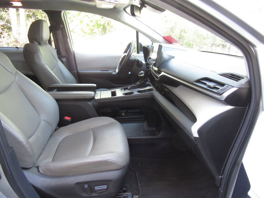 Certified 2025 Toyota Sienna XLE FWD image 20
