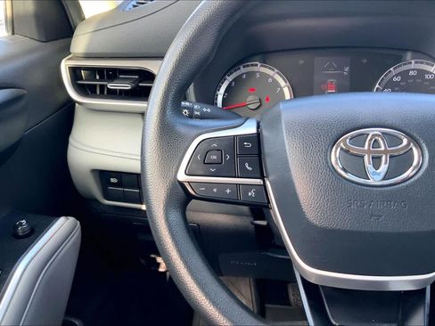 Used 2022 Toyota Highlander L FWD image 22