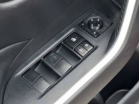 Used 2020 Toyota RAV4 LE AWD/4WD image 14