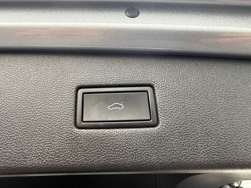 Used 2022 Volkswagen Tiguan SE FWD image 32