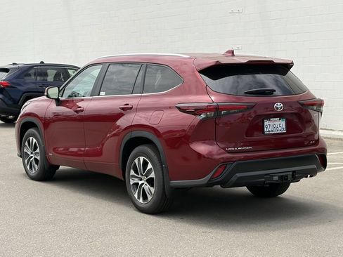 Certified 2026 Toyota Highlander XLE AWD/4WD image 4