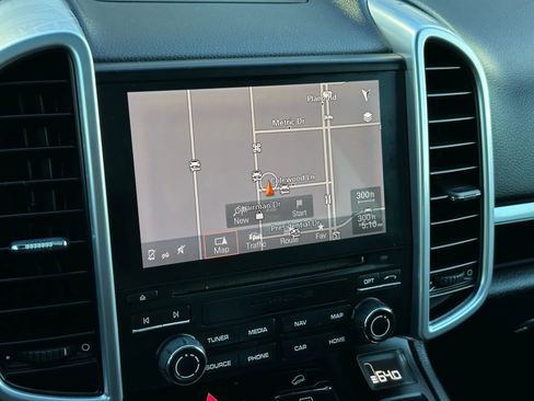 Used 2017 Porsche Cayenne Platinum Edition image 36