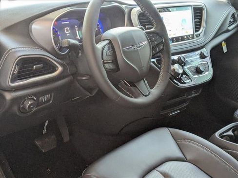 New 2026 Chrysler Pacifica Select image 3
