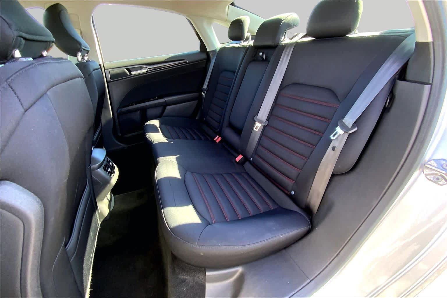 Used 2015 Ford Fusion SE FWD image 20