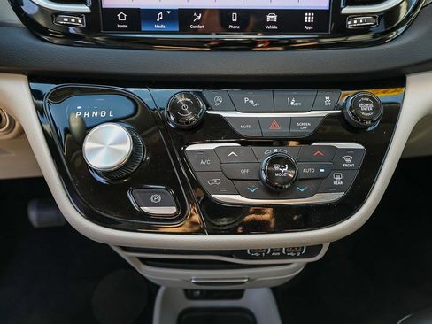 Used 2024 Chrysler Pacifica Touring-L image 18