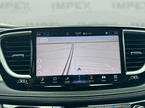 Used 2025 Chrysler Pacifica Limited FWD image 14