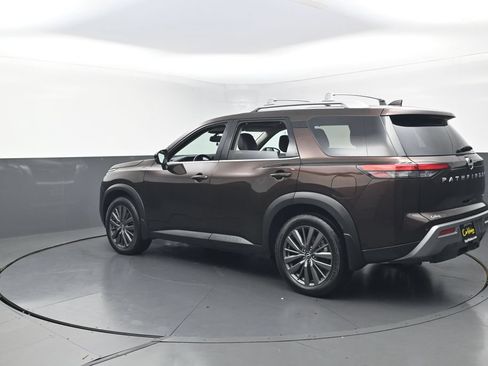 Used 2022 Nissan Pathfinder SL w/ SL Premium Package FWD image 5