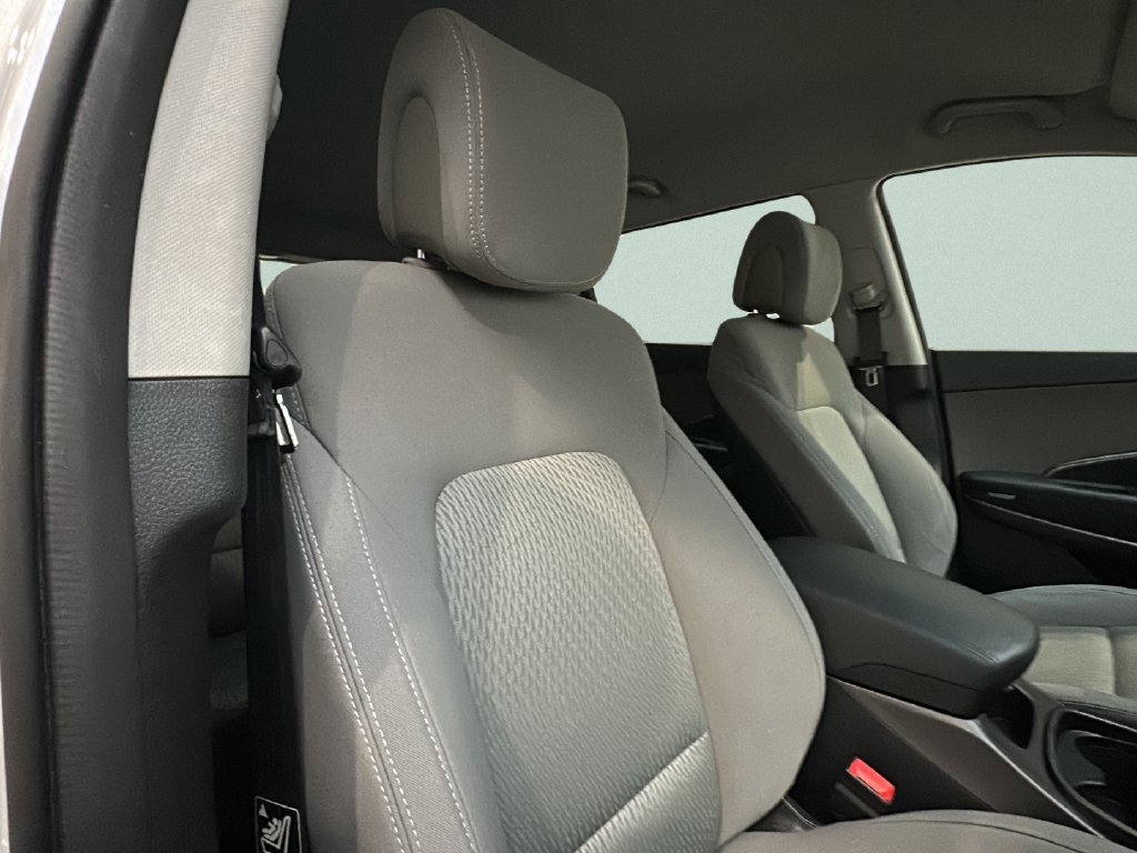 Used 2017 Hyundai Santa Fe SE AWD/4WD image 16