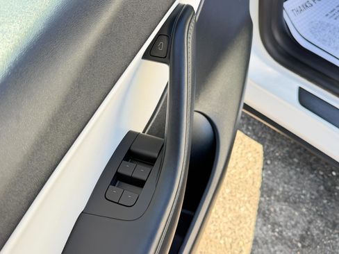 Used 2021 Tesla Model Y Long Range image 18