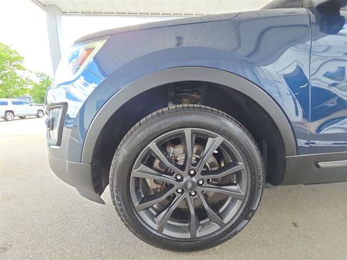 Used 2017 Ford Explorer XLT w/ Equipment Group 202A AWD/4WD image 31