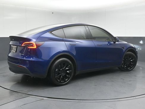 Used 2022 Tesla Model Y Long Range image 7