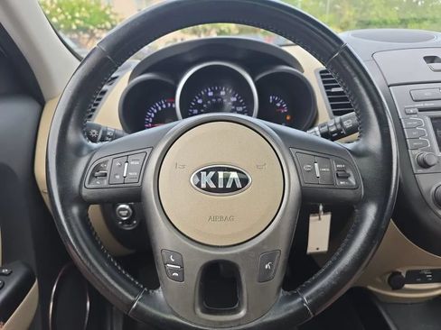 Used 2013 Kia Soul ! FWD image 16