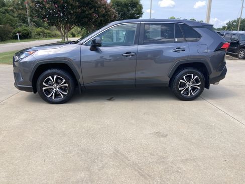 Used 2022 Toyota RAV4 LE FWD image 9