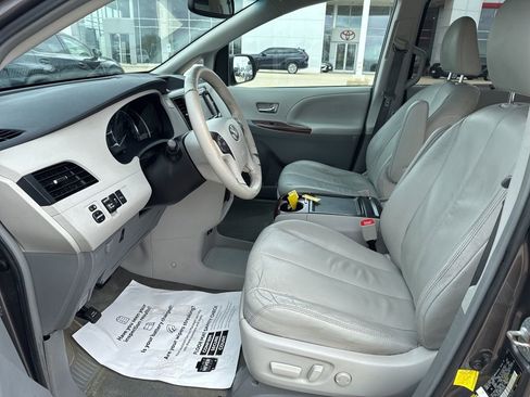 Used 2012 Toyota Sienna XLE w/ XLE Navigation Pkg FWD image 7